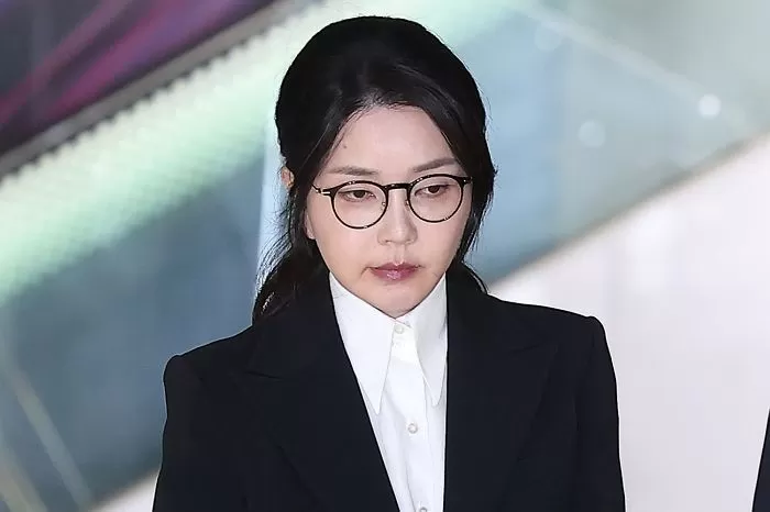 지난 6일 윤석열 전 대통령의 부인 김건희 여사가 서울 종로구 KT광화문빌딩에 마련된 김건희 특검팀(특별검사 민중기) 사무실에서 조사를 마친 후 귀가하고 있다. / 뉴스1