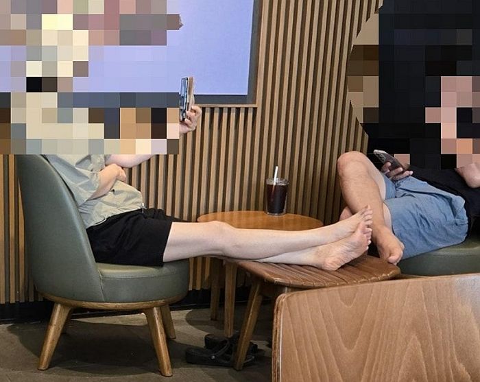 스타벅스서 아아 한 잔 시키고 테이블에 ‘맨발’ 올려놓은 진상 커플