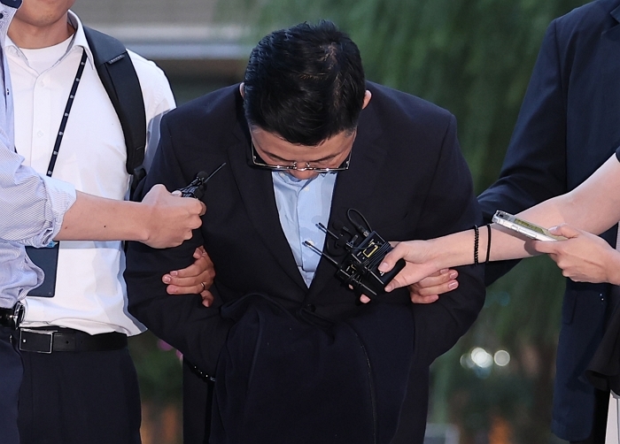 origin_고개숙인김건희집사김예성씨.jpg