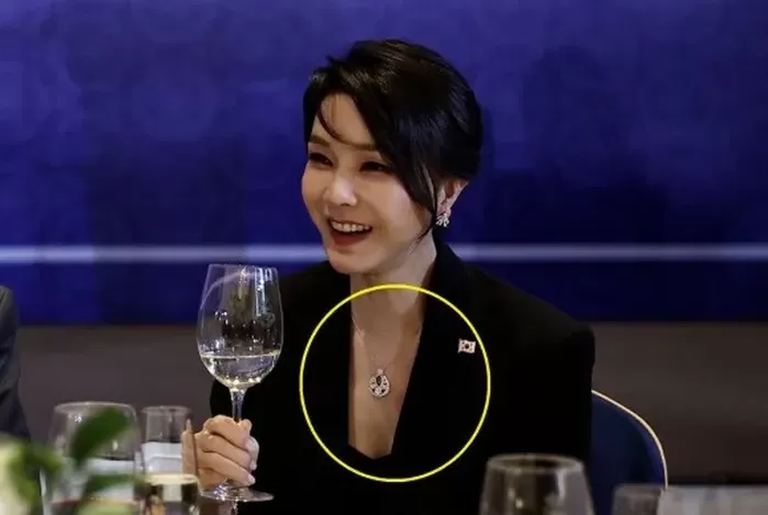 윤석열 전 대통령 부인 김건희 여사가 2022년 6월29일(현지시각) 스페인 마드리드의 한 호텔에서 열린 스페인 동포 만찬간담회에 참석해 대화를 나누고 있다. 이때 착용한 프...
