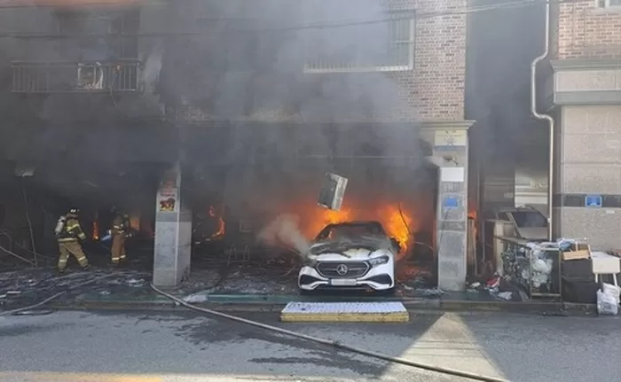 4월29일 오후 전주시 완산구 효자동의 한 원룸 다가구주택에서 소방대원들이 화재를 진압하고 있다. ⓒ전북자치도소방본부 제공