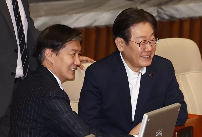 지난해 8월 1일, 이재명 대통령과 조국 조국혁신당 전 대표가 서울 여의도 국회에서 열린 제416회국회(임시회) 제2차 본회의에서 2024년 민생회복지원금 지급을 위한 특별조치법안(대안)에 반대하는 국민의힘의 무제한 토론(필리버스터)이 시작되는 도중 대화하고 있다. / 뉴스1