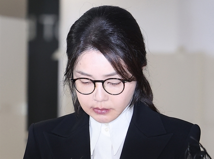 origin_고개숙인채귀가하는김건희여사.jpg