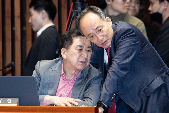 지난 5월 7일 국민의힘 추경호, 김기현 의원이 서울 여의도 국회에서 열린 의원총회에서 대화를 하고 있다. / 뉴스1