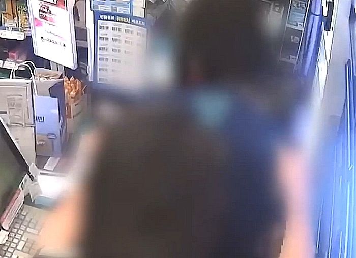 “담배 주세요”하더니 카운터 넘어와 등에 흉기 겨눠... CCTV에 찍힌 편의점 강도 (영상)