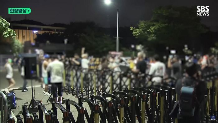 “아이고 좋다!” 김건희 영장 발부되자 만세 부르며 춤추는 시민들 (영상)