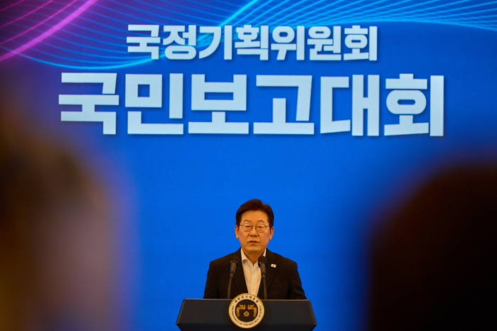 origin_국정기획위원회국민보고대회발언하는이재명대통령.jpg