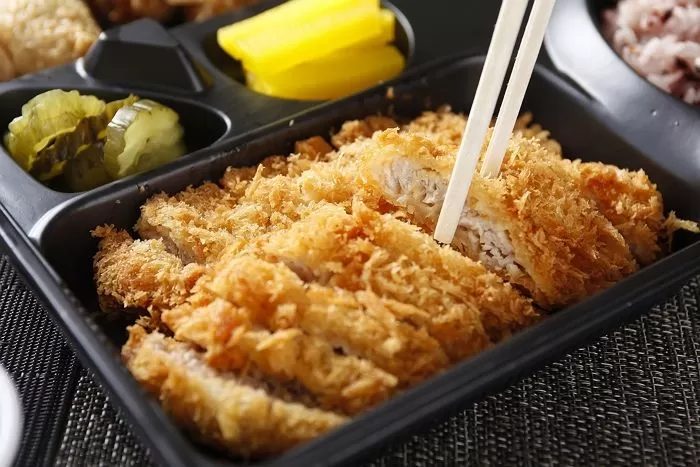 돈까스 손님 조롱,돼지 사육하는 느낌,돈까스 시켜먹는 손놈,내장지방 껴가지고 후욱후욱,1일 1돈하는 손놈들