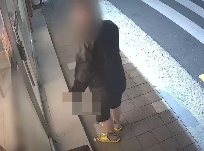 충남 당진시 읍내동의 한 식당에서 한 60대 남성이 흉기를 들고 식당에 들어가 난동을 부리다 경찰에 붙잡혔다. 경찰청 유튜브 갈무리