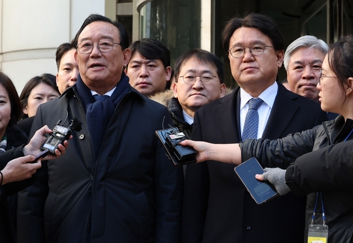 origin_취재진질문에답하는송철호·황운하.jpg