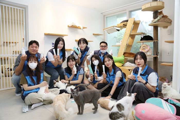 애경산업 ‘휘슬’, 세계 유기동물의 날 맞아 2500만원 상당 물품 기부