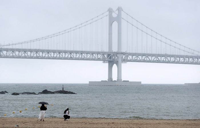 여친과 부산 바다 보고싶어서 ‘탈영’한 1주차 훈련병... 광안리해수욕장에 앉아 있다가 붙잡혔다