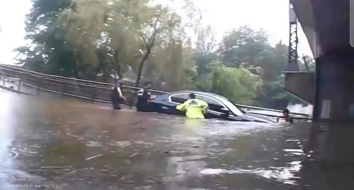 폭우 속 지하차도서 침수된 차량... 기적처럼 나타난 영웅들이 ‘모녀’ 목숨 구했다