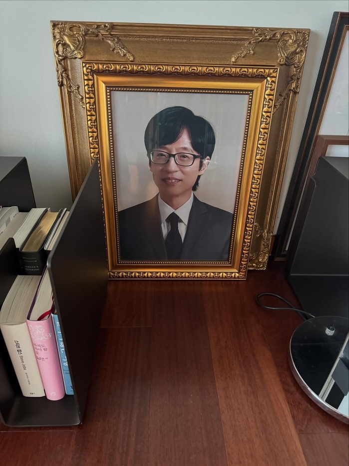 밥 숟가락만 잡으면 목이 메이네,, 그래도 오늘은 좀 먹어야지. 재석오빠 초상화를 집에 가져다 놓고 매일 오빠얼굴을 보니 편안하고 좋다. #유재석 #유느님.jpg