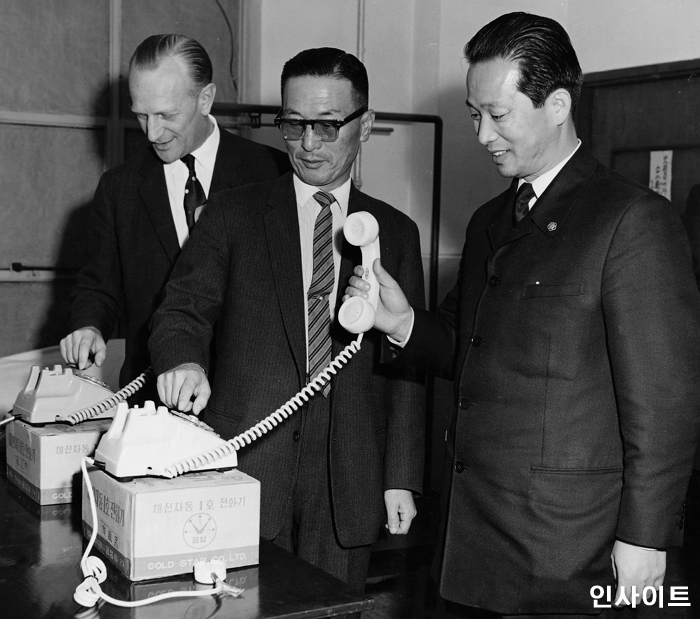 사진3.1961년 국내 최초 국산화 한 자동전화기로 시험통화하고 있는 연암 구인회 회장.jpg