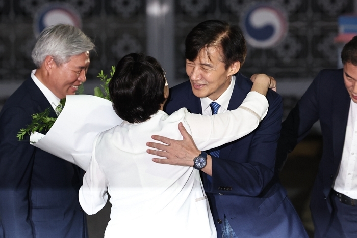 origin_김선민조국혁신당대표와인사나누는조국.jpg