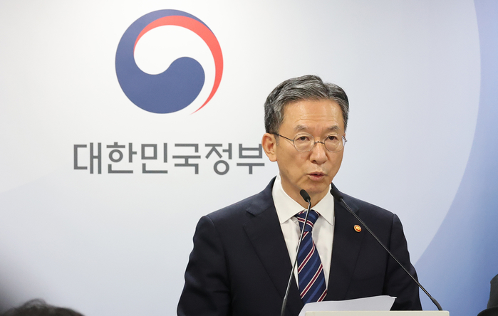 origin_광복절특별사면명단발표하는정성호장관.jpg
