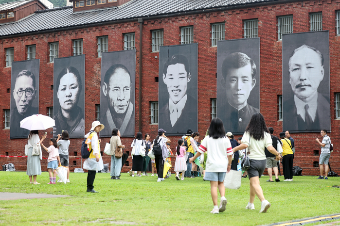 origin_서대문형무소역사관장식한자랑스러운얼굴들.jpg