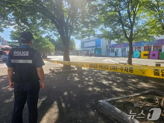 본문 이미지 - 구 안동역 광장 폭발물 협박 글 신고가 들어와 경찰이 인근을 통제하고 있다(독자제공. 재판매 및 DB 금지)2025.8.15/뉴스1