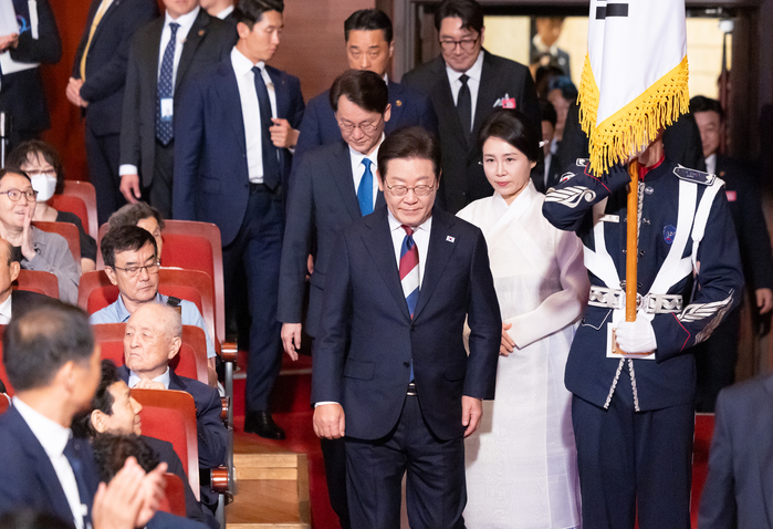 origin_제80주년광복절경축식입장하는이재명대통령.jpg