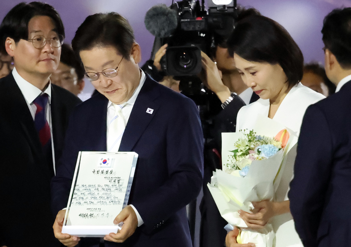 origin_국민임명장바라보는이재명대통령.jpg