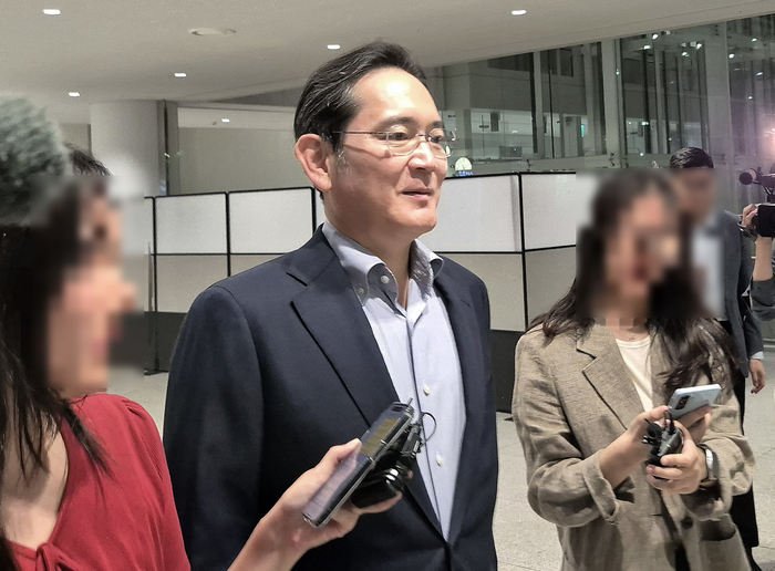 origin_미국출장마친이재용회장.jpg