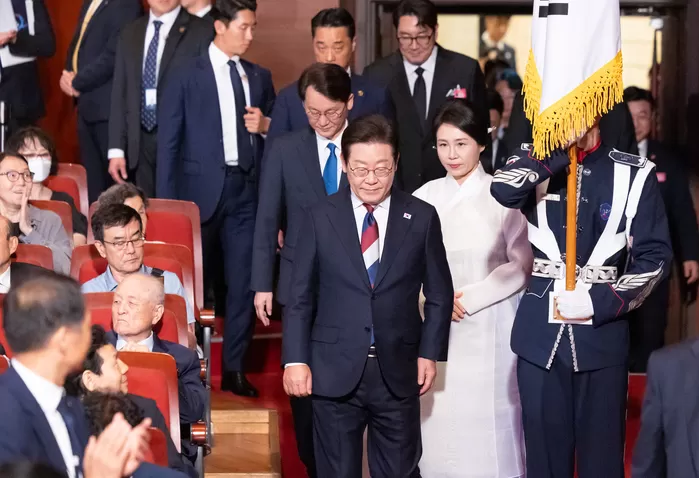 이재명 대통령과 부인 김혜경 여사가 15일 서울 종로구 세종문화회관에서 열린 제80주년 광복절 경축식에 입장하고 있다 / 대통령실