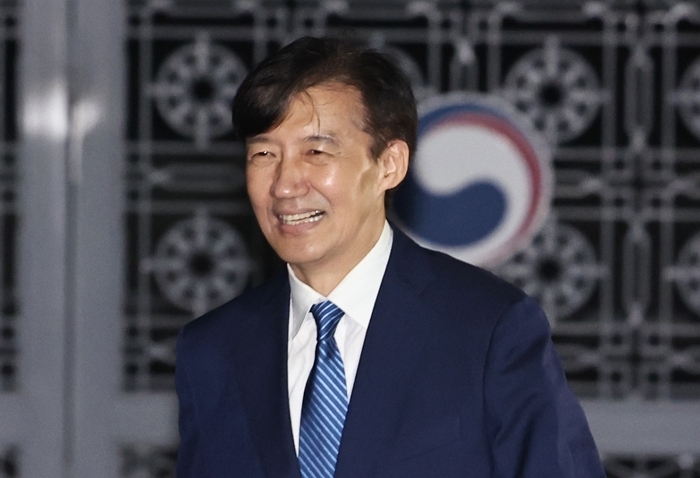 origin_미소지으며구치소나오는조국.jpg