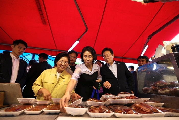 origin_전통시장방문한이재명대통령부부.jpg