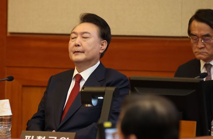 외부 병원서 안과 진료 받은 尹, “시술 늦게 받아 실명 수준으로 시력 악화”