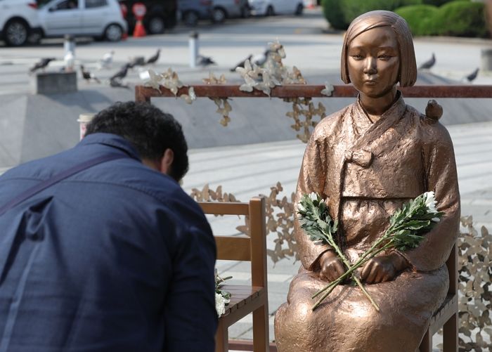 광복절날 술 취해 ‘소녀상’ 얼굴에 비닐 씌운 50대... CCTV 관제센터에 딱 걸려