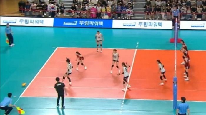 환호성 뒤 남은 씁쓸함... 한국 여자배구 한일전 판정 논란