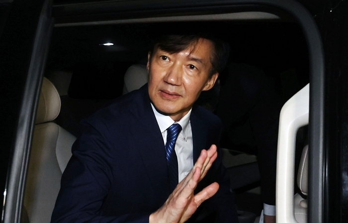 origin_광복절특사귀가하는조국전대표.jpg