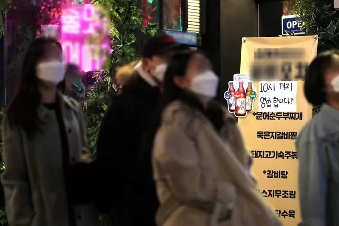 “가게 앞, 거리가 휑해요”... 경기 침체 여파로 술집 매출 ‘급감’