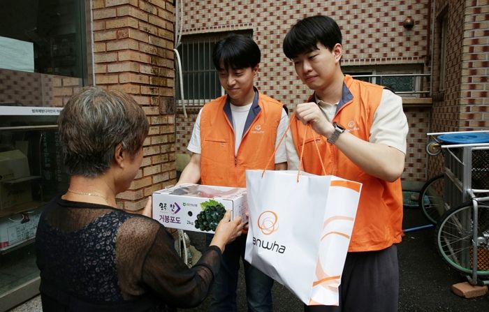 “어르신들, 삼계탕 드세요~!” 폭염 속 취약계층에 한화 임직원들이 전한 선물