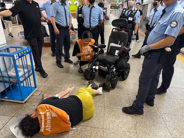 origin_전장연시위로명동역1시간무정차통과…서교공직원과충돌종합.jpg