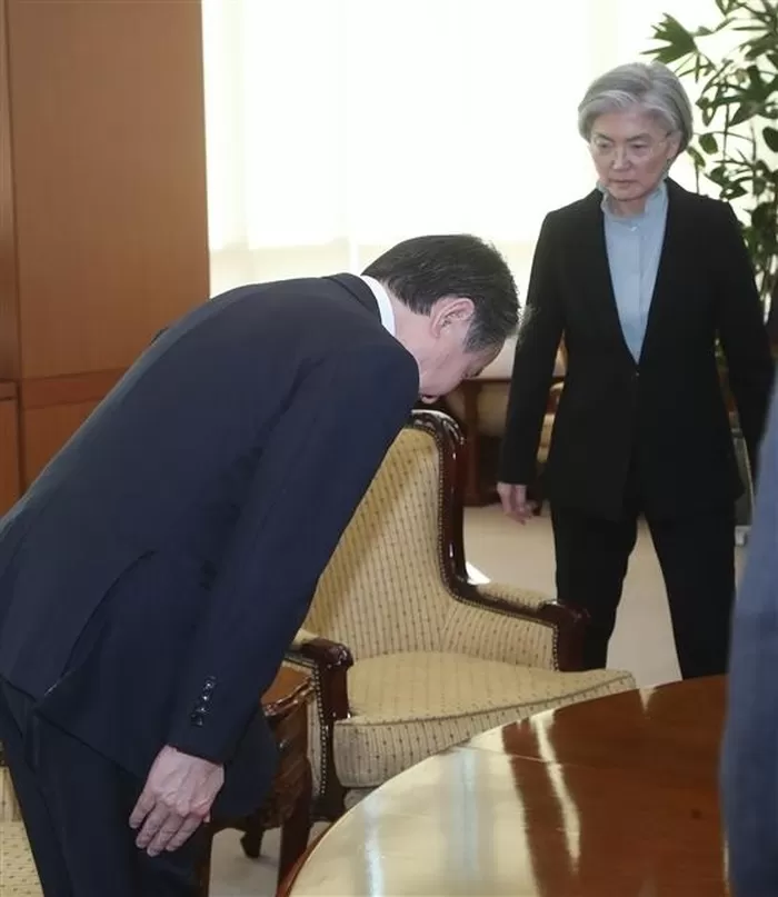 도미타 고지 주한일본대사가 6일 서울 종로구 도렴동 외교부 청사로 초치돼 강경화 장관에게 인사하고 있다. 강 장관은 이날 일본 정부의 한국발 입국자 2주 격리 방침에 항의하기...