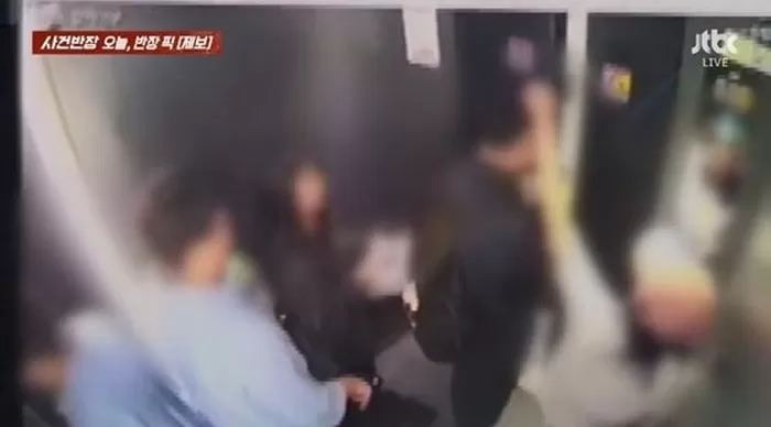 해당 여성이 엘리베이터에 탑승한 다른 남성에게도 똑같이 머리채를 잡는 모습. 〈사진=JTBC 사건반장〉