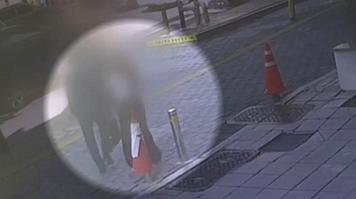 강남서 길 가던 여성만 노려 고의로 ‘어깨빵’ 치고 간 30대 남성의 최후 (영상)
