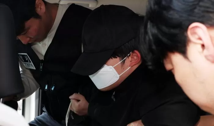 지난해 5월 여자친구를 살해한 혐의로 구속송치 되고 있는 20대 남성 최모씨 / 뉴스1