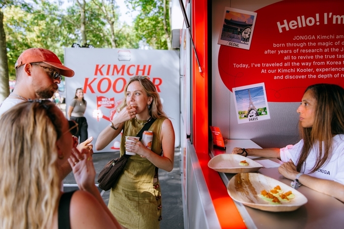 [대상 보도사진] 대상 종가, 런던 대표 뮤직 페스티벌 ‘APE 2025’ 참가… ’유럽 시장 공략’ (2)_'테이스팅존'에서 김치 요리를 맛보는 방문객 모습.jpg