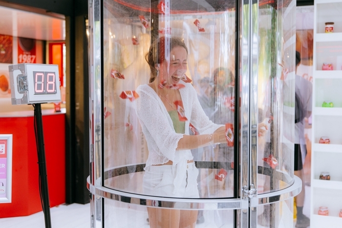 [대상 보도사진] 대상 종가, 런던 대표 뮤직 페스티벌 ‘APE 2025’ 참가… ’유럽 시장 공략’ (3)_'게임존'에서 '김치 네이도(Kimchi-Nado)' 게임을 즐기는 방문객 모습.jpg