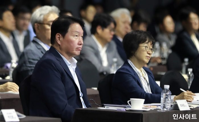 “글로벌 AI 전쟁터, SK가 한국 대표로 나서겠다”... ‘소버린 AI’ 강조한 최태원
