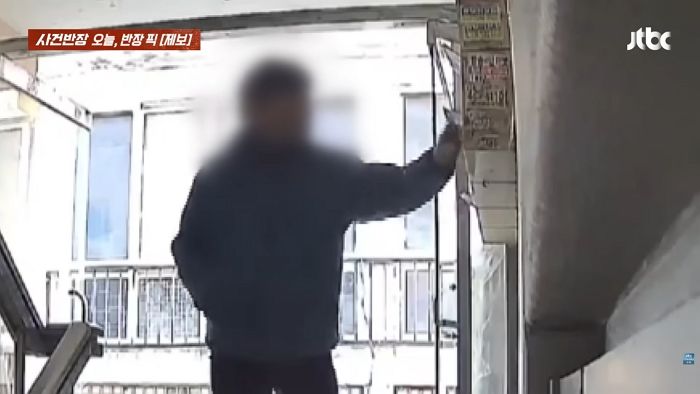 우편함에 수시로 들어찬 쓰레기들... CCTV에 담긴 범인 봤더니