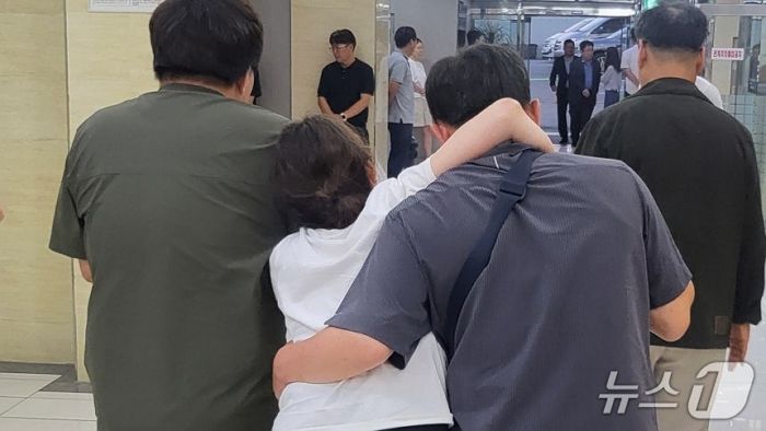 ‘청도 열차 사고’로 숨진 아들 주검 안은 어머니, 울부짖다 실신