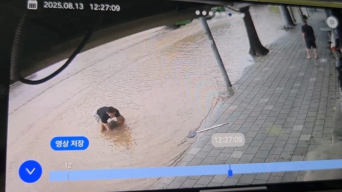 origin_물차오르자고무장갑끼고맨홀들어올린아빠…폭우속영웅.jpg
