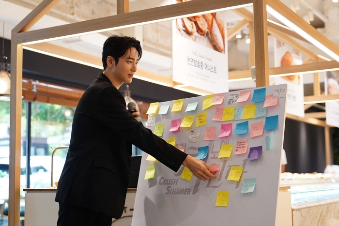 [롯데GRS_250820_이미지자료②] 엔제리너스, '밀바엔' 이준혁 팬사인회 성황리에 마쳐.jpg