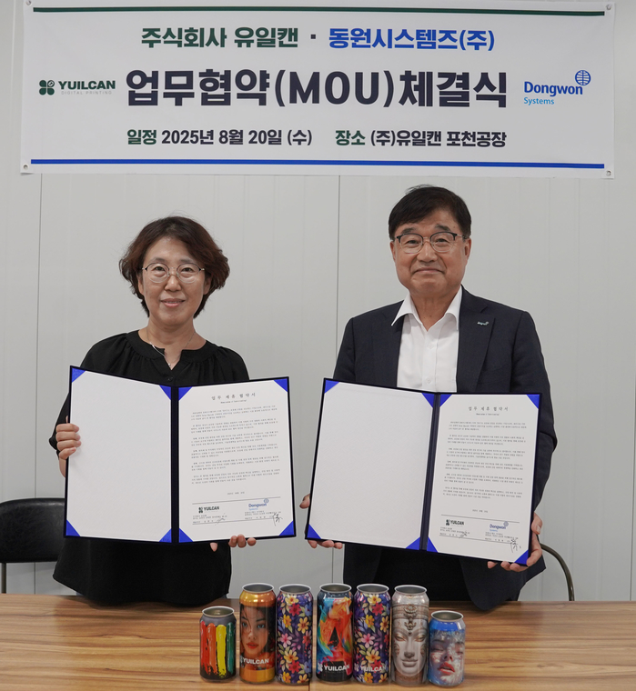 [사진설명] 20일 경기도 포천시 유일캔 본사에서 서범원 동원시스템즈 대표(오른쪽)와김현숙 유일캔 대표(왼쪽)가 업무 협약을 맺고 기념 촬영을 하고 있다.jpg