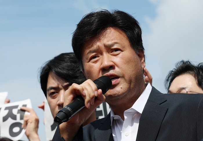 origin_보석석방후기자회견하는김용.jpg