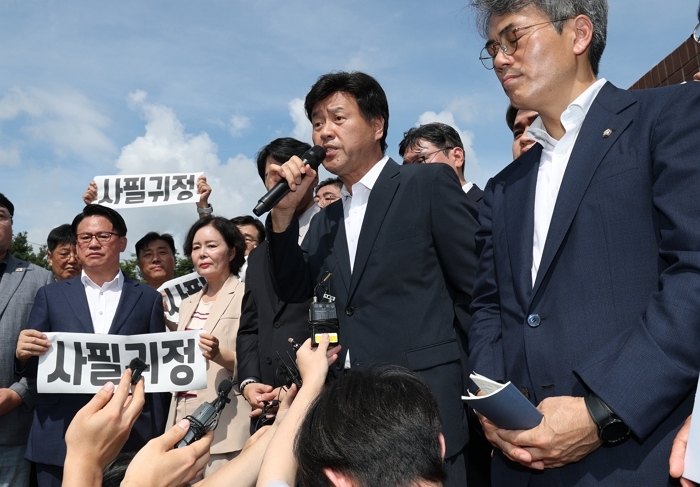 origin_이대통령측근김용보석석방.jpg